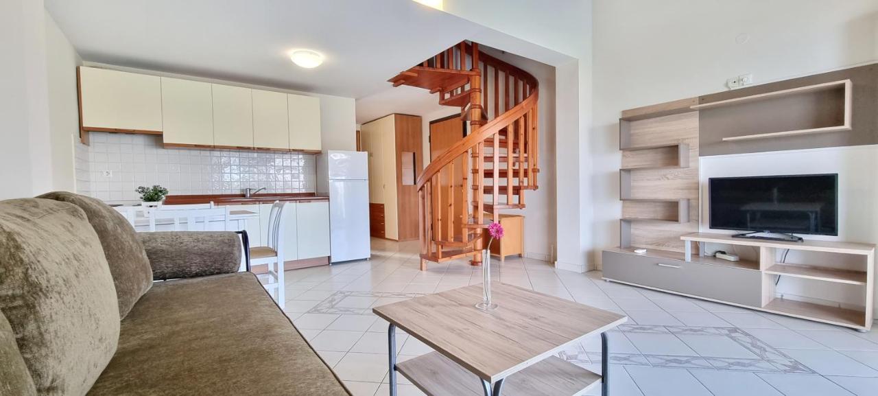 Bungalow White Apartments Polychrono Bagian luar foto