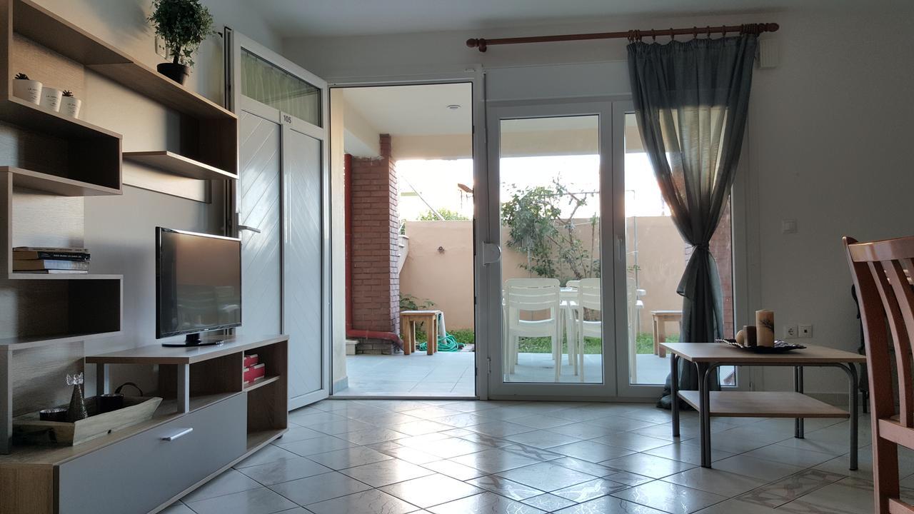 Bungalow White Apartments Polychrono Bagian luar foto